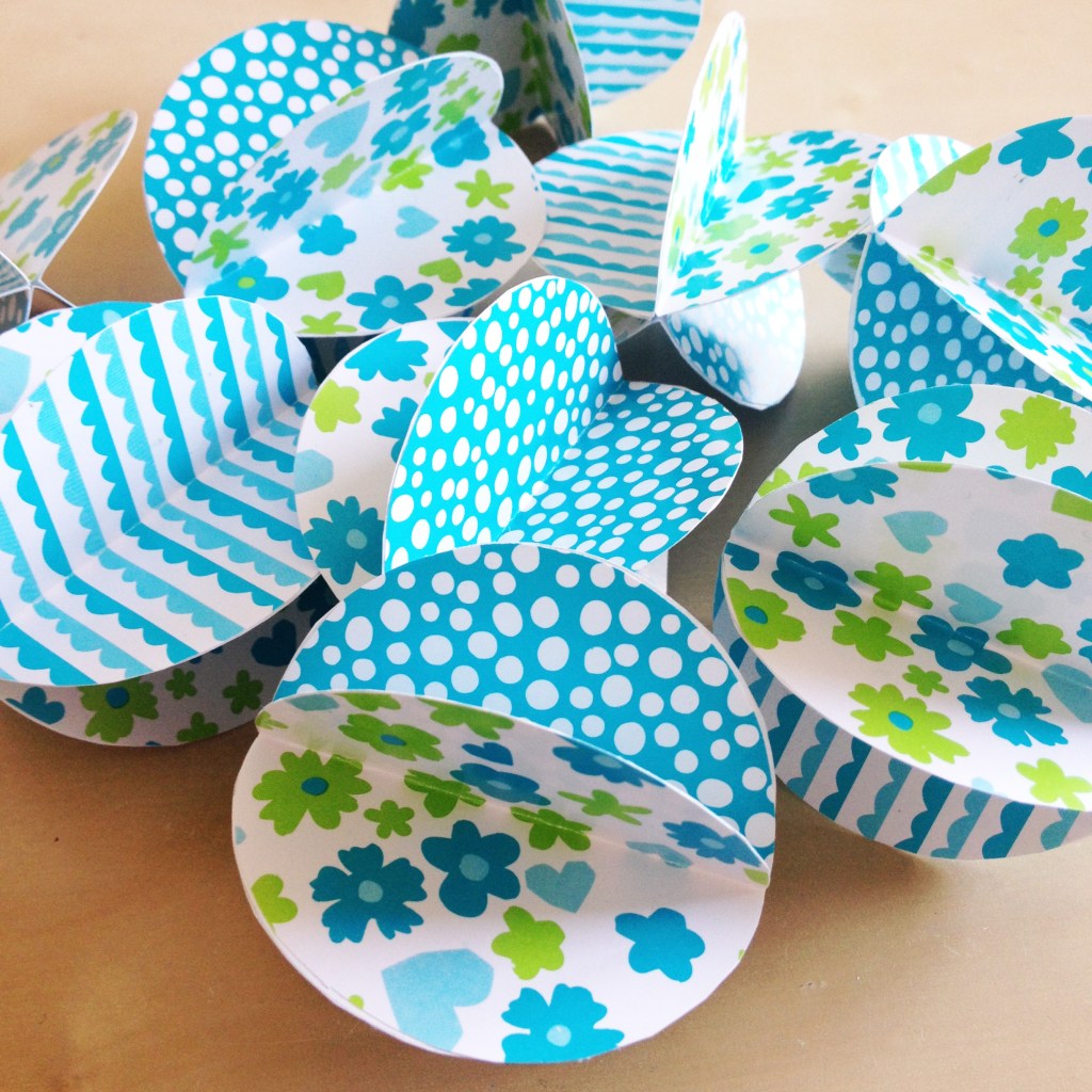 DIY & Guirlande à pompons en&nbsp;papier